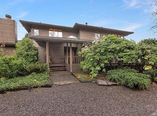 8586 Hunts Point Ln, Bellevue, WA 98004