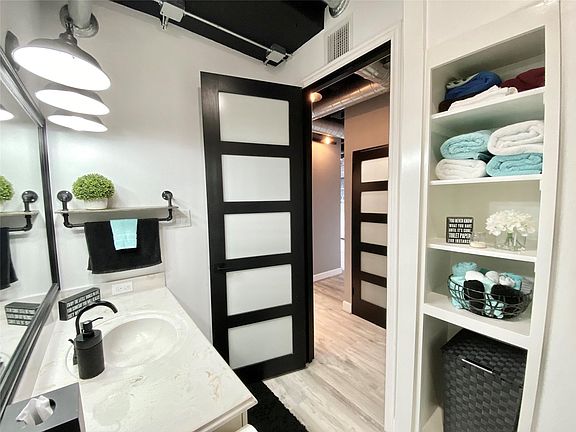 5th image of 2016 Main St APT 1715