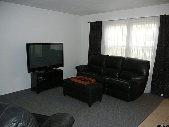 3rd image of 40 Barkwood Ln