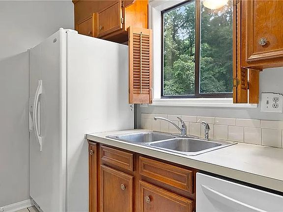 4th image of 125 Cloister Oaks Cir