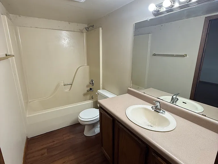 2632 W C St — Photo 7