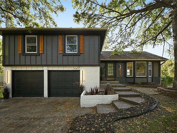 2nd image of 8143 NW Twin Oaks Dr