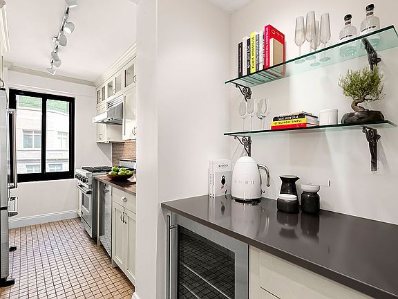 4th image of 10 E End Ave APT 8E