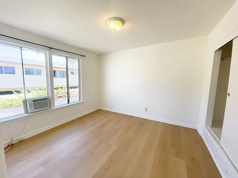 1517 E Maple St — Photo 9