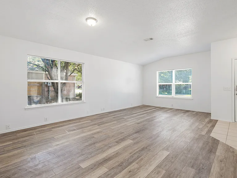 1004 Greenbend Dr — Photo 4