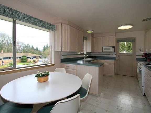 Nice and bright eating area in the kichen.