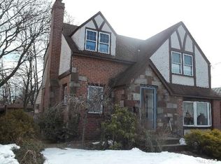 383 Sunset Ter, Mineola, NY 11501