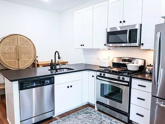 2nd image of 1836 Poplar St Floor 1