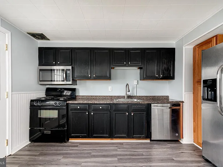 2020 Dineen Dr — Photo 2