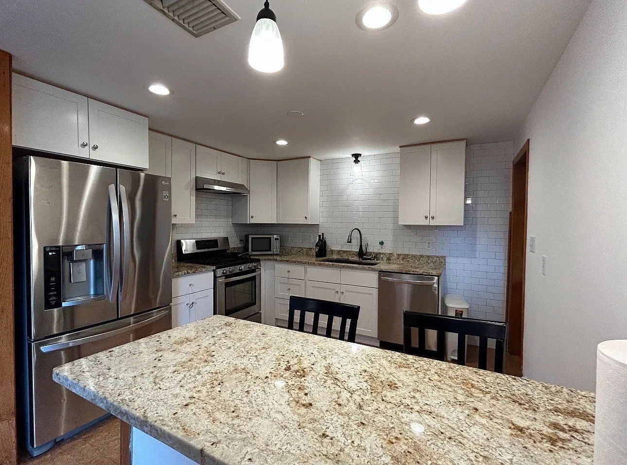4 bed, 2.0 bath, 1964 sqft, $4,500 — Photo 4