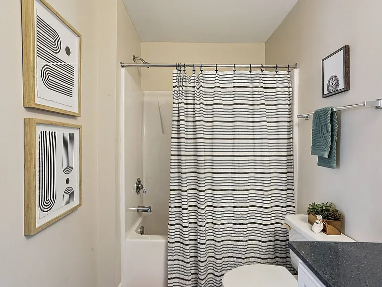 27-web-or-mls-University Ave-S2210-027