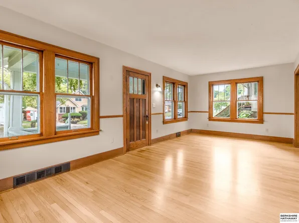 5608 Cedar St, Omaha, NE 68106