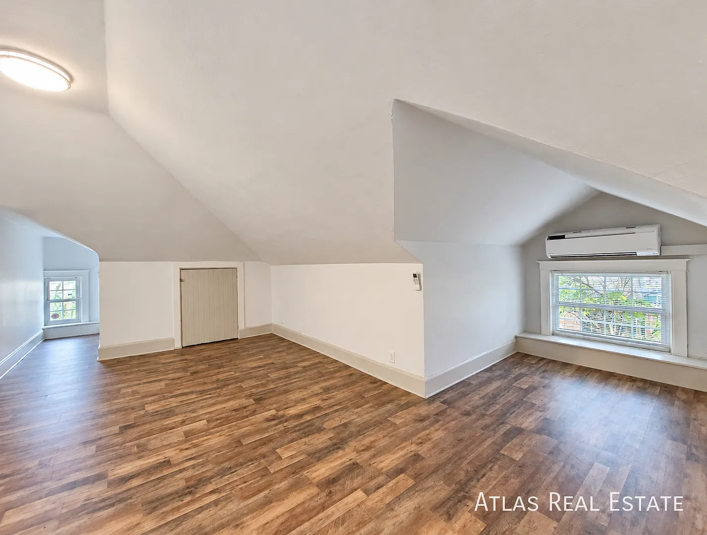 Quaint Studio on the Top Floor in Capitol Hill Area! — Photo 3