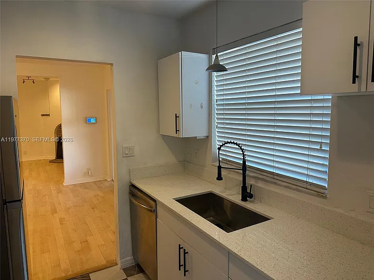 725 Navarre Ave — Photo 5
