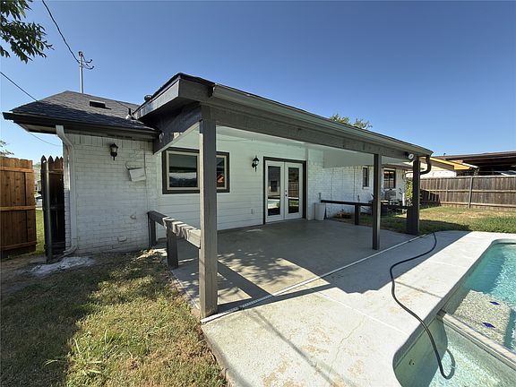 3rd image of 402 W Springdale Ln