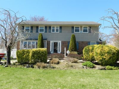 8 Compass Court, West Islip, NY, 11795