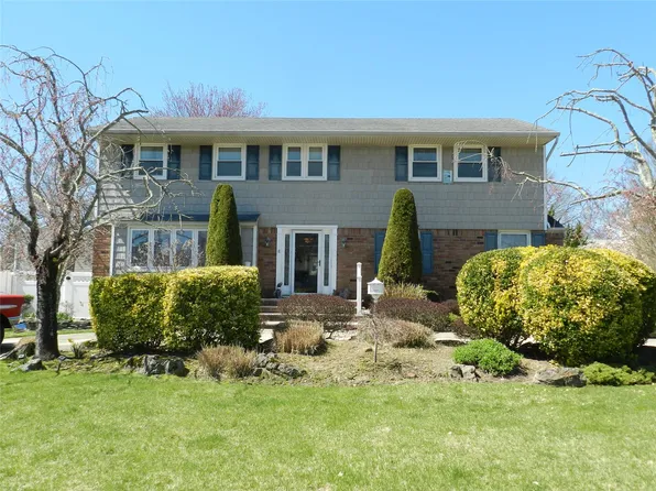 8 Compass Court, West Islip, NY 11795