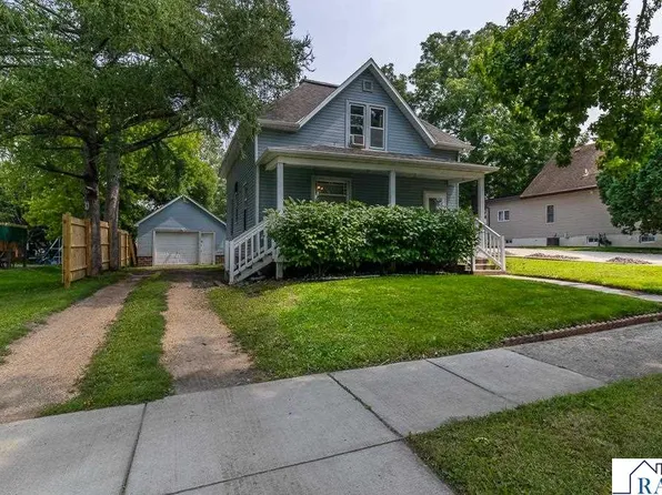 233 S Park Ave, Le Center, MN 56057