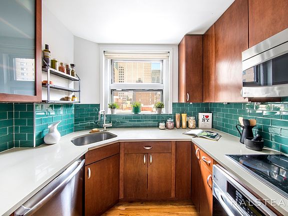4th image of 321 W 55th St APT 83