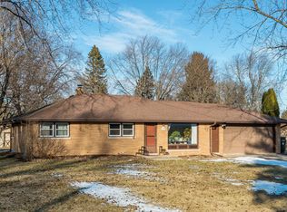 N50W15926 Honey Suckle Ln, Menomonee Falls, WI 53051