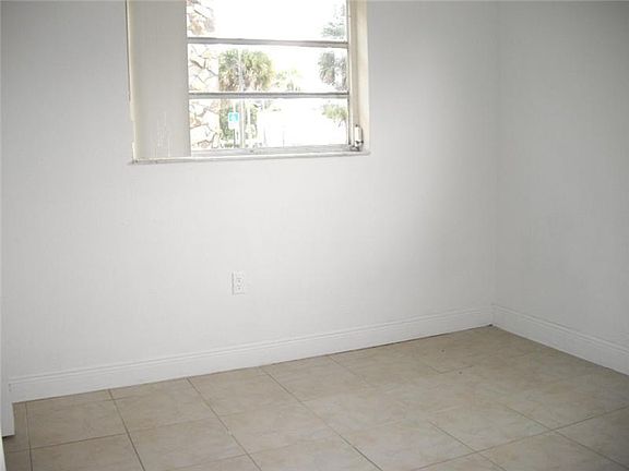 5th image of 16118 NE 21st Ave APT 16