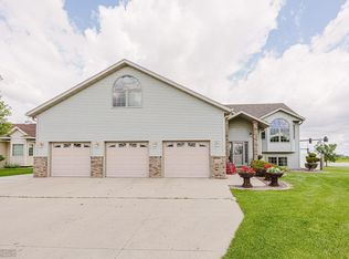 5501 Farmstead Ct S, Fargo, ND 58104