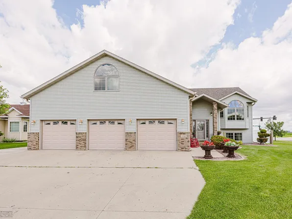 5501 Farmstead Ct S, Fargo, ND 58104
