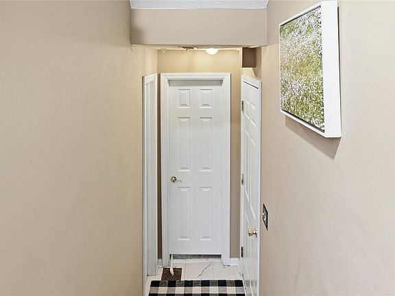4th image of 110 Cathedral Ct