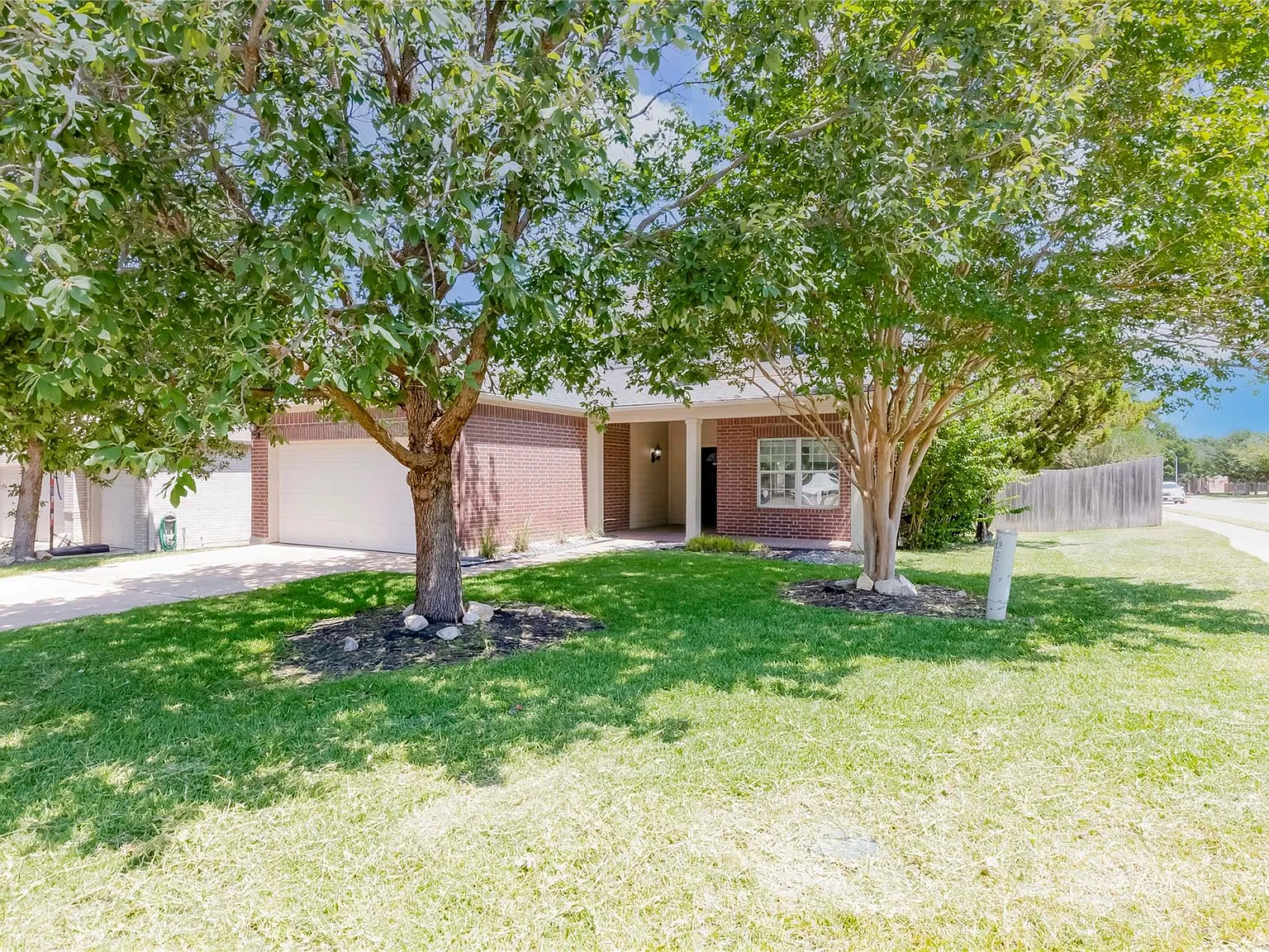 4 bed, 2.5 bath, 2359 sqft, $2,275 — Photo 4