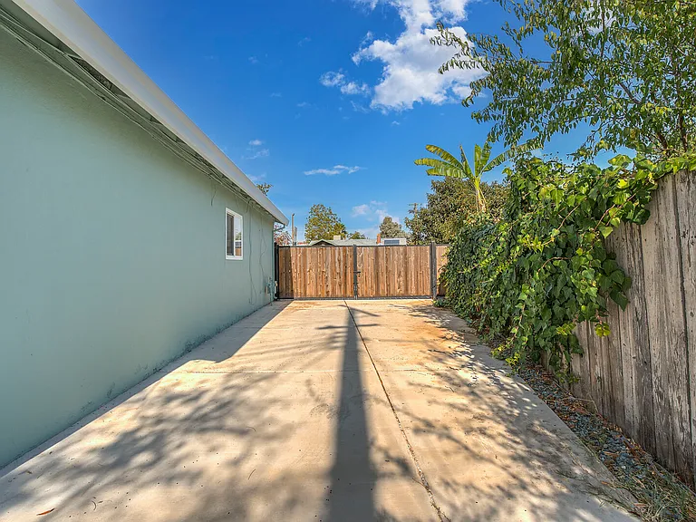 290 Lindley Dr — Photo 15