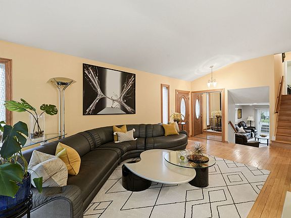 5th image of 9437 Lockwood Ave