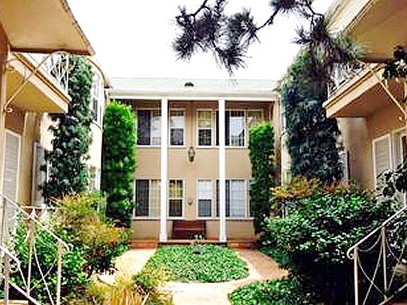 10958.5 Roebling Avenue, Westwood, CA 90024 - Building Courtyard