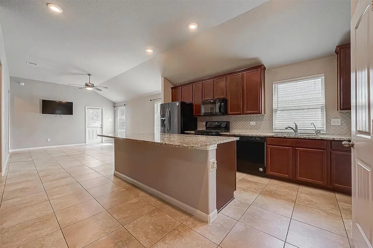 4 bed, 2.0 bath, 1722 sqft, $2,400 — Photo 3