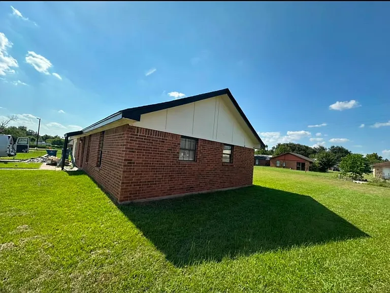 732 Meadow Ln — Photo 3