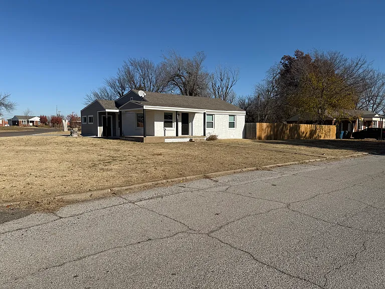 205 W Peach St — Photo 2