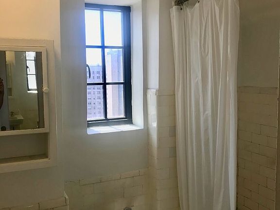 5th image of 320 E 42nd St APT 2811