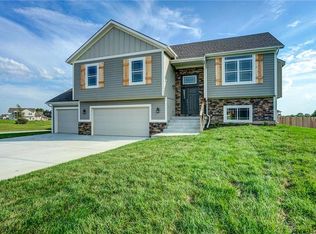 201 Creek Valley Ter, Smithville, MO 64089