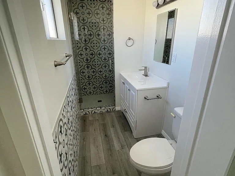 1433 Yale St #E — Photo 19