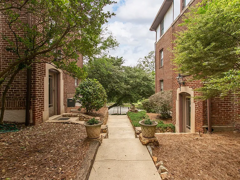 Highland Court — Photo 19