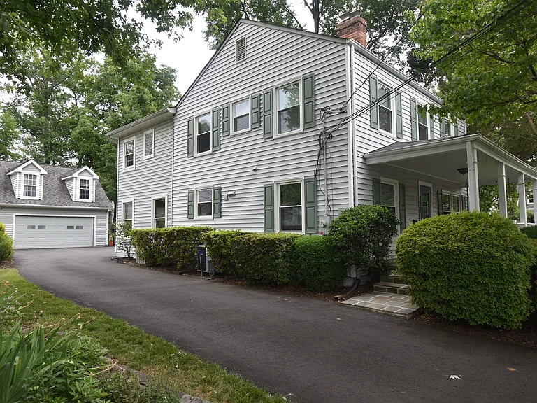 2901 Meadow View Rd — Photo 2