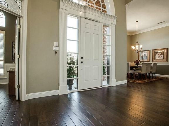3rd image of 805 Hillcrest Trl