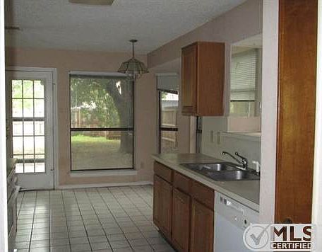 3rd image of 613 Aldenwood St