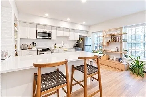 2 bed, 2.5 bath, 2100 sqft, $5,900 — Photo 2