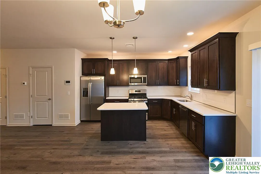 3 bed, 2.5 bath, 1962 sqft, $2,850 — Photo 4