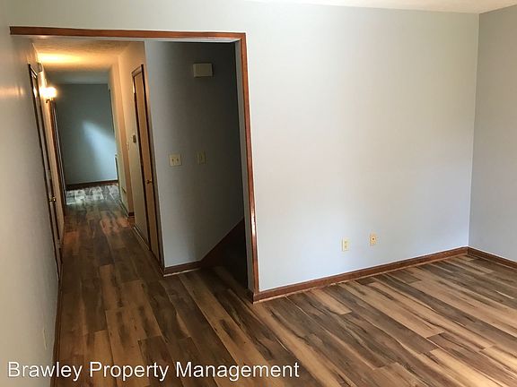 4th image of 601 S Park Square Dr