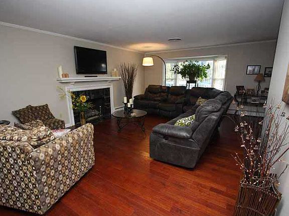 2nd image of 2 Marymont Dr