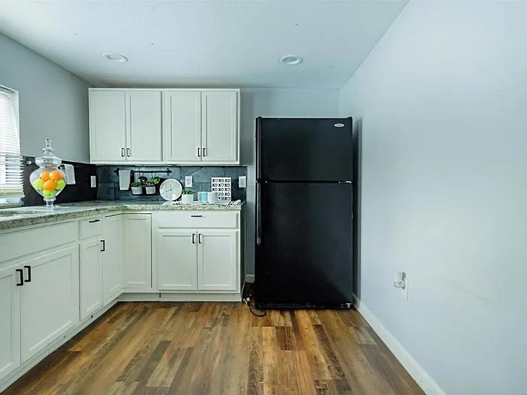 411 Harris Ave — Photo 6