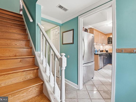 5th image of 10102 Henry Ct