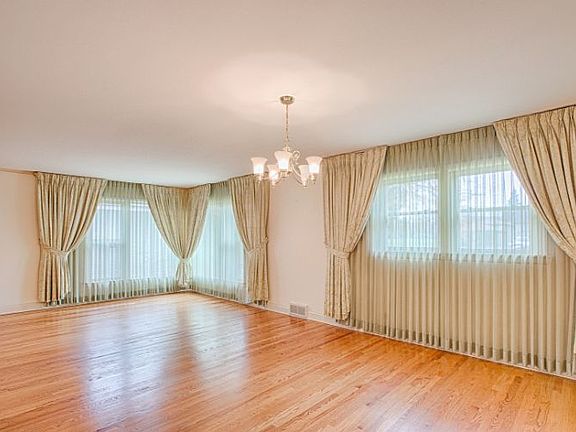 5th image of 4668 W Devon Ave