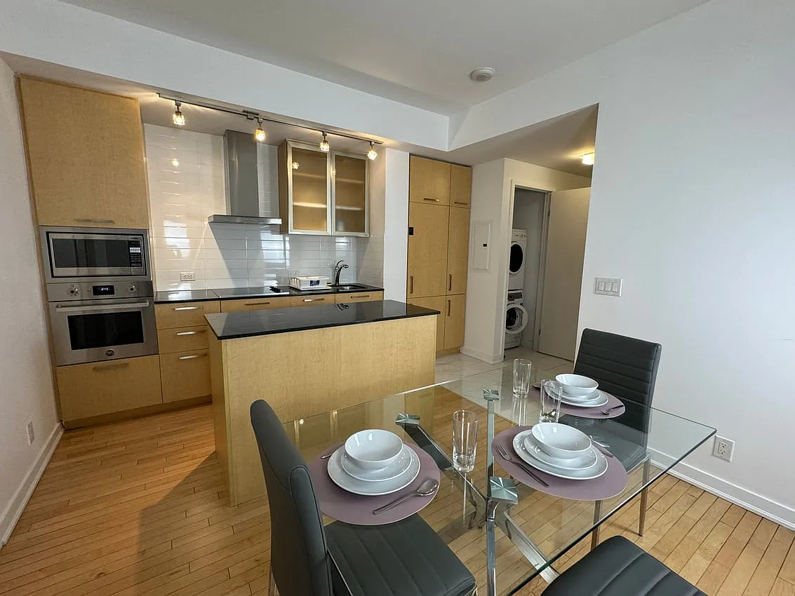 Deluxe Room - York St & Bremner Blvd — Photo 4